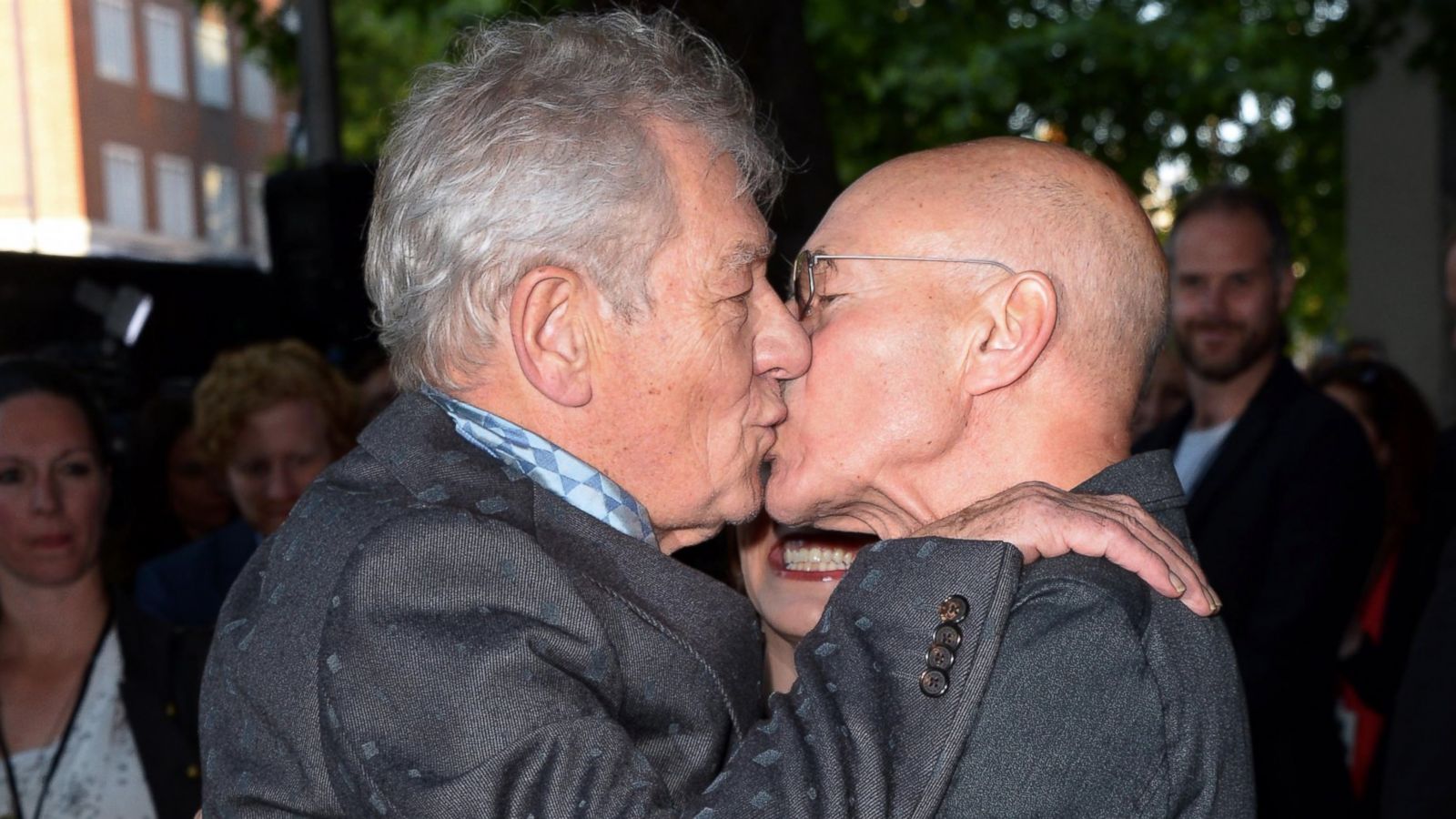 patrick Stewart Ian Mckellen Kiss On Red Carpet 5 Reasons They Have Best Bromance Abc News