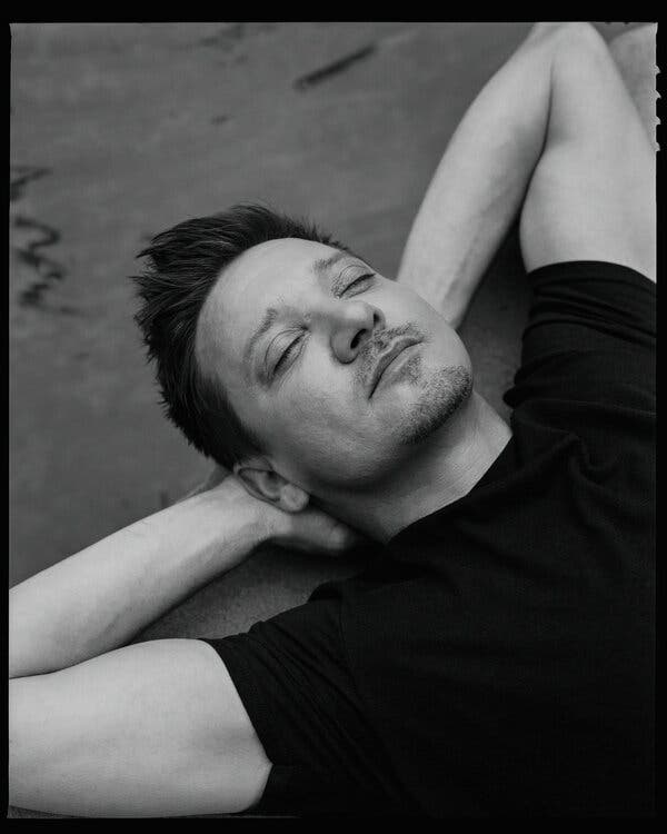 jeremy Renner Takes Aim At Tv In Hawkeye And Mayor Of Kingstown The New York Times