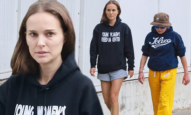 natalie Portman Shows Off Her Makeupfree Face As She Joins A Female Pal For A Stroll In La Daily Mail Online