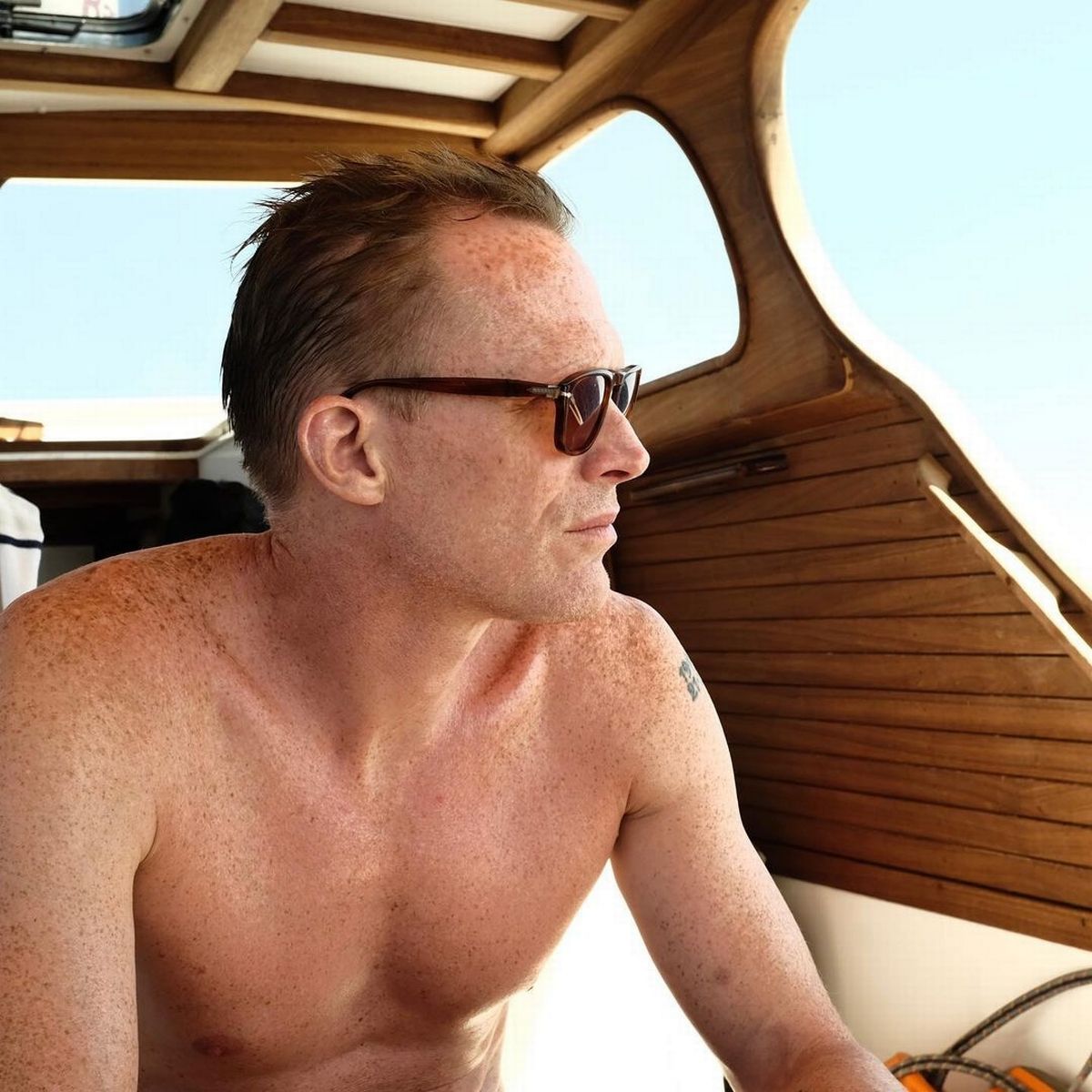 paul Bettany Fans In Hysterics After His Kids Draw Penis On His Back With Suncream Mirror Online