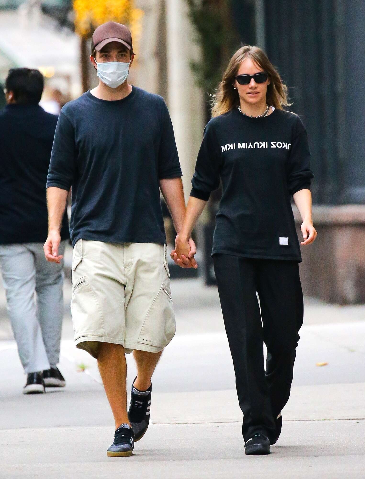 robert Pattinson And Suki Waterhouse Hold Hands In Nyc In Rare Outing  Peoplecom