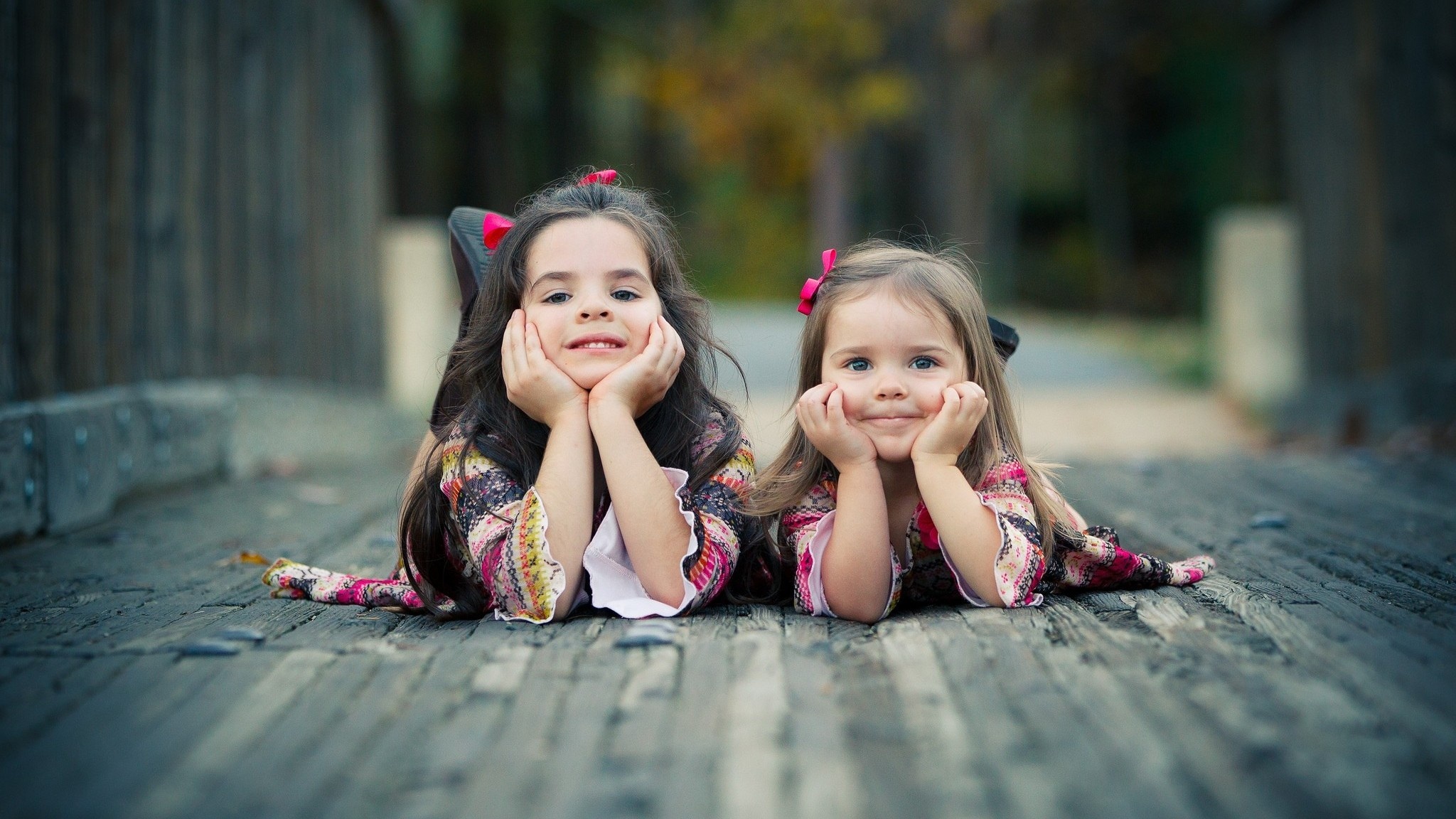 Sister. Маленькая девочка с подружкой. Две маленькие девочки радуются. Фотосессия две маленькие девчонки. Две счастливые девочки.