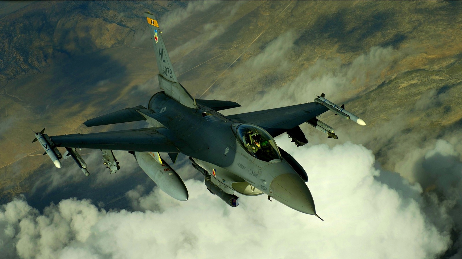 F-16 Fighting Falcon Clouds