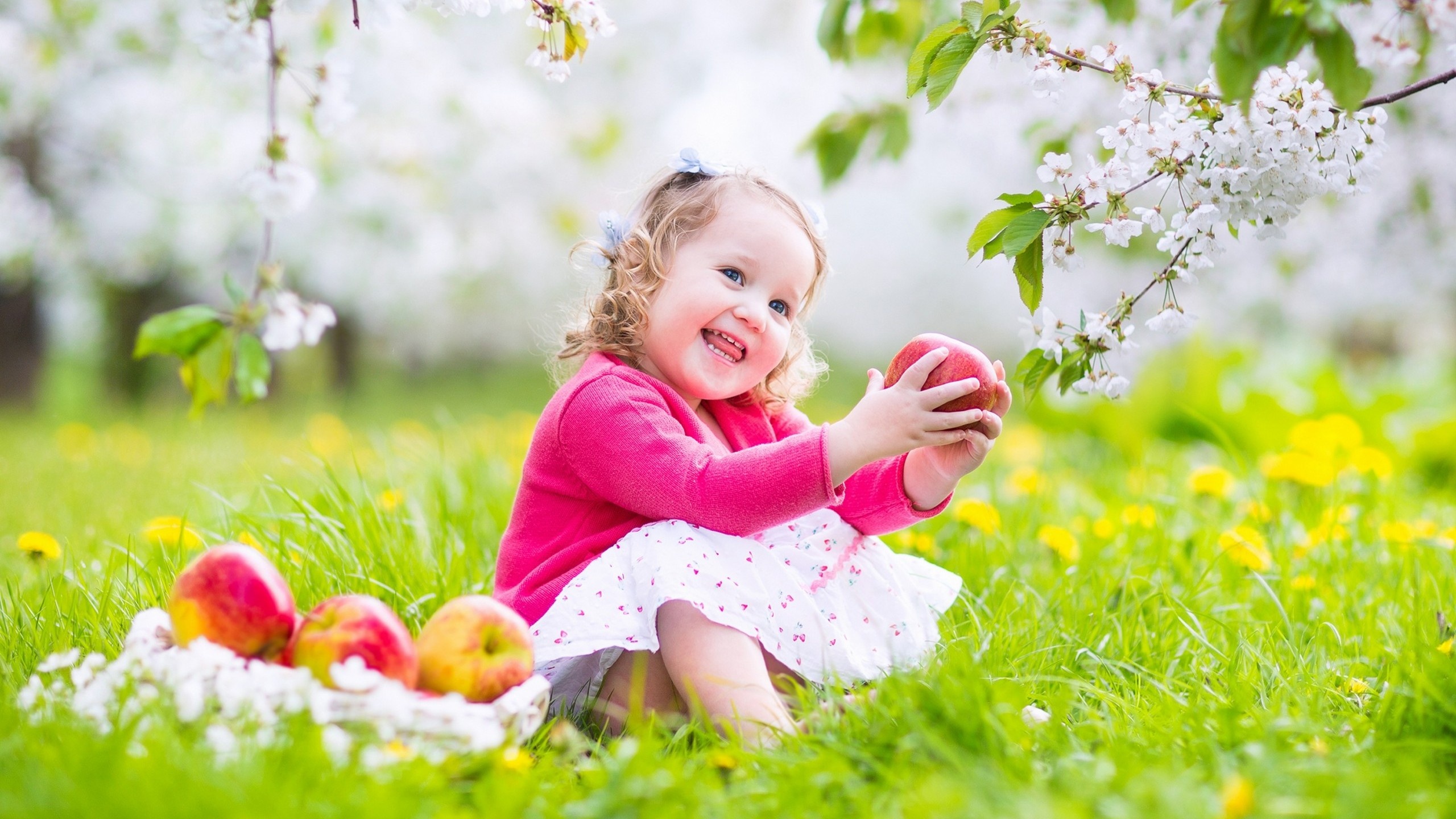 Happy Toddler Girl With Flower Crown Wallpapers - 2560x1440 - 830041