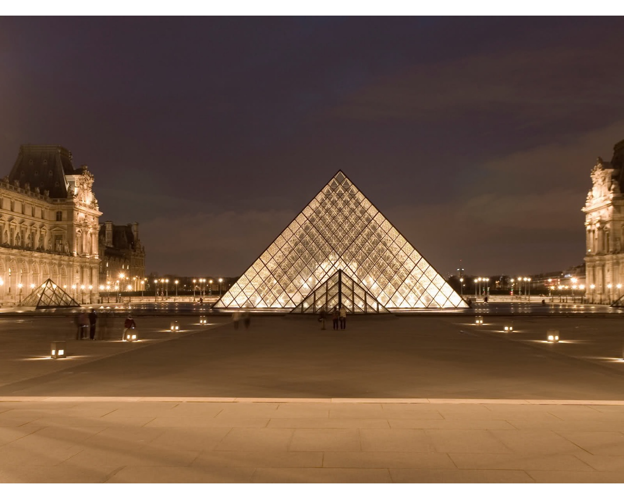 Louvre Pyramide Paris
