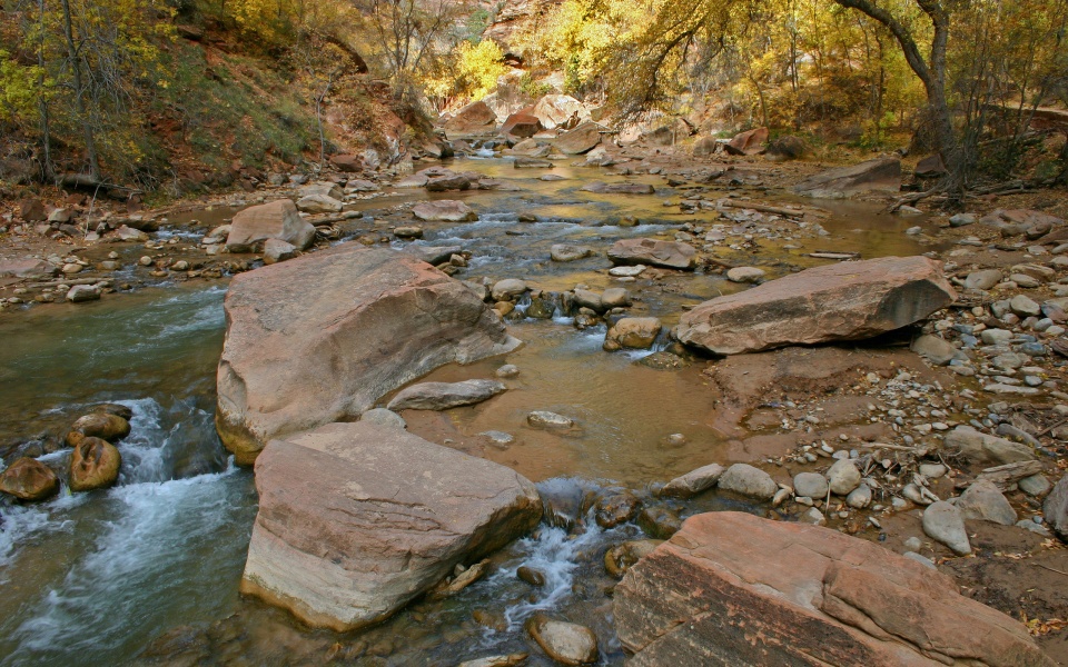 Water flowing between the stones