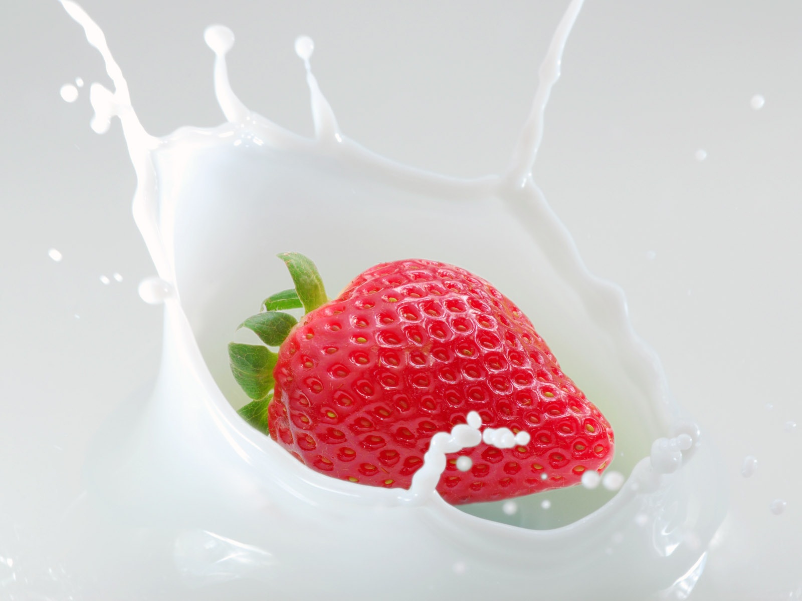 Strawberries And Milk Wallpapers - 1600x1200 - 199362