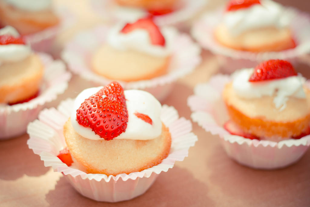 Sweet Cup Cake On Strawberry Wallpapers - 1024x683 - 221370